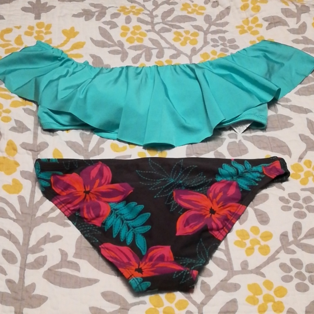 NWT Trina Turk flutter bandeau bikini top - Picture 5 of 5